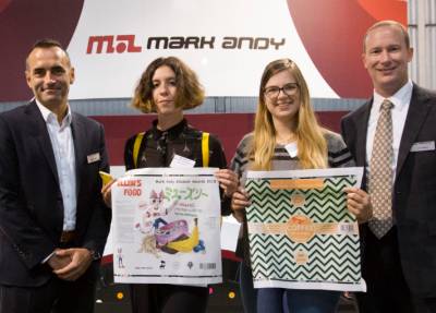 Od lewej: Tom Cavalco - dyrektor zarzdzajcy Mark Andy Europe, Elena Onyszczuk i Lydia Haussmann - laureatki konkursu "Mark Andy Student Awards 2018" oraz Kevin Wilken - CEO firmy Mark Andy