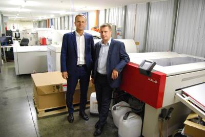 Podpis do zdjcia: Krzysztof Raczkowski - prezes zarzdu drukarni Chroma (z lewej) i Micha liz - dyrektor zarzdzajcy polskim oddziaem firmy Agfa