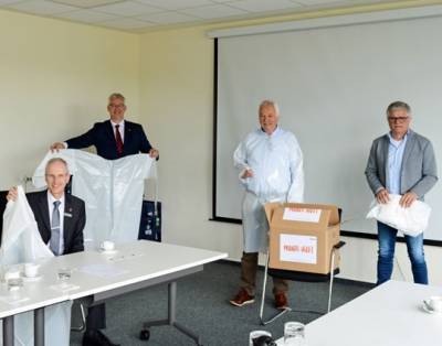 Alfons Kruse (drugi od prawej), kierownik zakadu Mondi Steinfeld i Detlef Stppelmann (po prawej), lider produkcji Mondi Steinfeld, przekazali pierwsze 100 ubra Wolframowi Van Lessen (po lewej) i Cordowi Bockhop (drugi od lewej) reprezentujcych Urzd Ochrony Ludnoci w Diepholz, Niemcy. Photo: Mondi