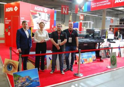 Przedstawiciele firmy Agfa na stoisku targowym. Od lewej: Marcin Tabaczyski - Key Account Manager, Adriana Piotrowska - Sales Manager Inkjet, Radosaw Gaecki - Service Engineer i Grzegorz Patoka - Service Area Coordinator.