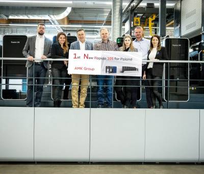 AMK Group to pierwszy polski uytkownik maszyny Rapida 105 nowej generacji. Na zdjciu przedstawiciele drukarni i producenta w Centrum Kompetencyjnym firmy Koenig & Bauer w Radebeul.