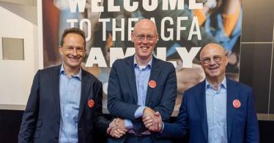 Vincent Wille, Stephen Tunnicliffe-Wilson i Pascal Jury celebruj wczenie Inca Digital Printers w struktury Agfa-Gevaert Group; Fot.: Agfa