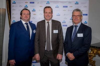 Dyrektor generalny UNITED CAPS, Benoit Henckes (w rodku), Paul Gorry , dyrektor zakadu w Wielkiej Brytanii i Irlandii (po lewej), Rony Van Regenmortel , dyrektor ds. projektw (po prawej) odebrali prestiowe nagrody BLCC Golden Bridge Awards podczas 22.edycji tej nagrody.