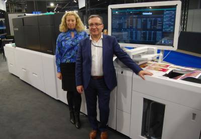 Przy maszynie Revoria Press PC1120 stoj: Agnieszka Gowacka – Business Development Manager POD w Fujifilm Poland i Manuel Ramirez – POD Applications Manager, Graphic Communication Division w Fujifilm Europe