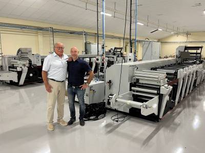 Sten-Inge Fredin (z lewej) i Joakim Marcusson w hali produkcyjnej firmy NicEtikett, wyposaonej w dwie nowe maszyny Performance Series P7E