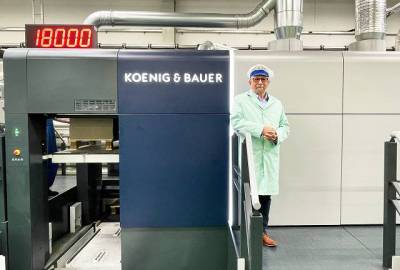Jerzy Sarama – prezes Karton-Pak S.A. przy niedawno zakontraktowanej, dziewitej z rzdu arkuszowej maszynie offsetowej Koenig & Bauer z serii Rapida; Fot.: Koenig & Bauer (CEE)