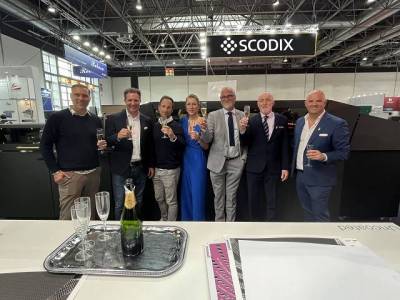 Od lewej do prawej: Matthias Braun, Head of Production w Celebrate Digital Drinting, Dr Henner Schwarz, COO w Celebrate Digital Printing, Michael Lindemeier, CEO w Celebrate Digital Printing, Johanna Hornung, Head of Product and Production Technology w Celebrate Digital Printing, Franz Repp, prezes EMEA w Scodix, Mark Nixon, EVP Global Sales w Scodix i Eli Grinberg, dyrektor generalny Scodix.