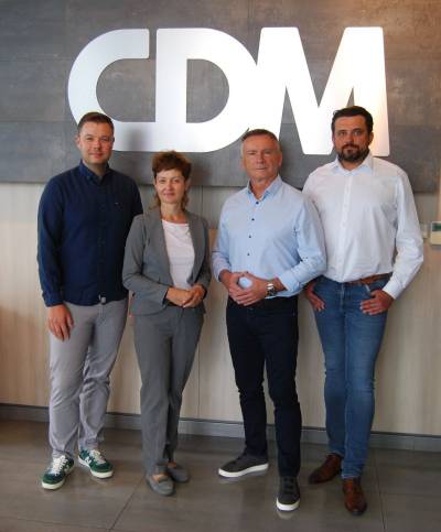 "Jubileuszowe" spotkanie. Od lewej: Jarosaw Pawta, Manager, Dzia Druku, CDM; Monika Galiska, Sales Manager, Sun Chemical; Krzysztof Janiak, CEO, CDM; Jakub Wojtczak, COO, CDM.