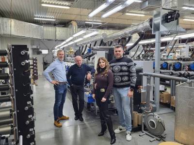 Przy najnowszej maszynie Gallus Labelmaster 440 Advanced w drukarni Flexodruk w Jale: Jzef rebiec (porodku), obok niego crka Edyta rebiec-Frczek z mem Pawem Frczkiem, Edwin Piotrowski, HEIDELBERG Polska (po lewej).