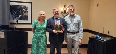 Od lewej:Laura Wright, CEO i wspwaciciel CSW, Inc. / Prezes Zarzdu FPPA, Dan Rosen, dyrektor sprzeday i dyrektor zakadu w Ameryce Pnocnej, James Van Buskirk, dyrektor techniczny ds. pyt