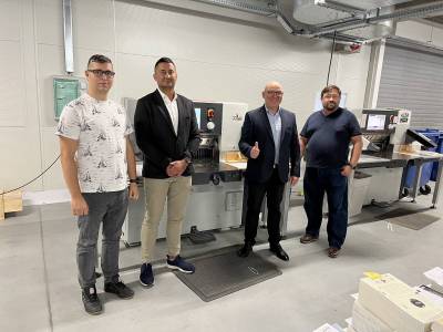 Od prawej: Przemysaw Licho, wiceprezes zarzdu, Books Factory, Bartosz Rusin, prezes zarzdu HEIDELBERG Polska, Adam nieko, regionalny szef sprzeday, HEIDELBERG Polska, Bartosz Pulchny, kierownik introligatorni, Books Factory