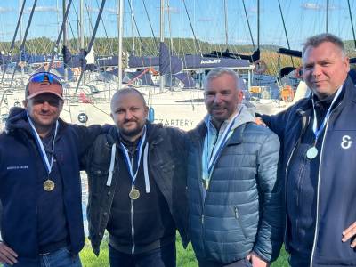 Zwyciska zaoga regat zorganizowanych w ramach integracyjnej czci seminarium.    Fot.: Koenig & Bauer (CEE)