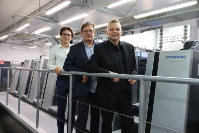 Od lewej, przy nowym Speedmasterze XL-8+L: Bartomiej Wawak, meneder operacyjny, Zdzisaw Wawak, waciciel i prezes zarzdu Drukarni DTL, Piotr Jary, regionalny szf sprzeday, HEIDELBERG Polska.