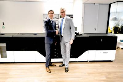 Scott Rankin, naczelny dyrektor sprzeda�y EMEA, Kyocera Document Solutions Europe Management, oraz Sander Sondaal, dyrektor ds. sprzeda�y druku komercyjnego, Graphic Communications