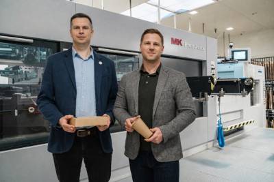 Sztanca Promatrix 106 CSB, od prawej: Marek Puci�owski, dyrektor ds. rozwoju firmy KRAM oraz Mateusz Rudko, regionalny szef sprzeda�y HEIDELBERG Polska