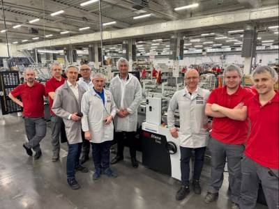 Przy nowej sk�adarko-sklejarce Diana Easy 115 na hali maszyn Karl Knauer w Pniewach. Od lewej na pierwszym planie: Mariusz Zaborowski, dyrektor ds. produkcji i logistyki, Karl Knauer Poland, Bartosz Rusin, prezes zarz�du, HEIDELBERG Polska, Marcin Dach, kierownik dzia�u klejenia i pakowania, Karl Knauer Poland, Adam �nie�ko, regionalny szef sprzeda�y, HEIDELBERG Polska, Przemys�aw Krajewski, kierownik utrzymania ruchu, Karl Knauer Poland oraz operatorzy przeszkoleni do obs�ugi maszyny.