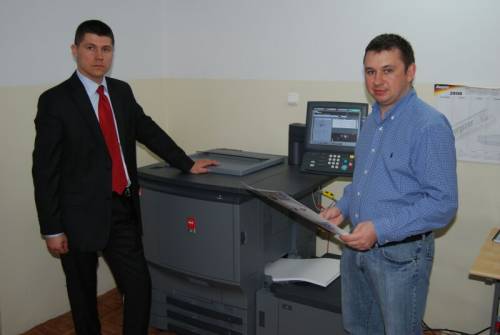 Przy niedawno zainstalowanej maszynie Oc CS665 Pro stoj: Tomasz Lipiec, Account Manager w firmie Oc Poland (z lewej) i Konrad Kondraciuk, wspwaciciel AMK Group