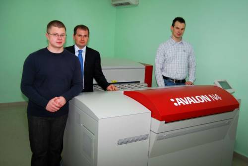 Przy systemie CtP Agfa :Avalon N4 stoj od lewej: Mateusz Horba, wspwaciciel PBMedia; Jarosaw Suchodolski, Key Account Manager w firmie Agfa Graphics; Pawe Baranowski, wspwaciciel PBMedia