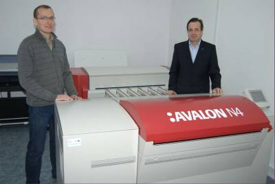 Przy nowym systemie Agfa :Avalon N4-10S stoj: Raa Kasiski, odpowiedzialny w drukarni Inex za dzia prepress (z lewej) i Stefan Piotrowski, prokurent w firmie Agfa Graphics Sp. z o.o.