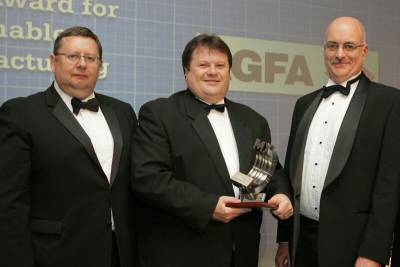 Podczas wrczania nagrody MX stoj od lewej: Alan Balfield - przedstawiciel zarzdu firmy Arup, Graham Cooper - dyrektor zakadu produkcyjnego Agfa Graphics w Leeds i Derek Jackson - specjalista z zakresu SH&E w Agfa Graphics