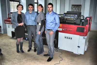 Przy ploterze :Anapurna M2050 stoj od lewej: Adriana Piotrowska (Agfa Graphics), Mariusz Pajk, Marta Pajk (oboje Arsa), Przemysaw Arabski (Agfa Graphics).