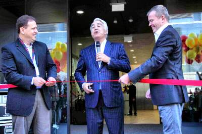Uroczystego otwarcia nowej europejskiej siedziby dokona Antonio M. Perez - CEO firmy Kodak (w rodku)