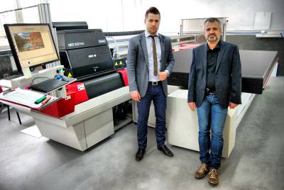 Przy ploterze Jeti Titan 3020 FTR stoj: Przemysaw Arabski - szef dziau inkjetowego Agfa Graphics (z lewej) i Andrzej Wentland - waciciel firmy Kseroplast-Plus.