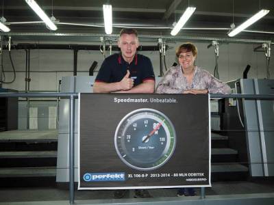 „Speedmaster. Nie do pokonania.”: Karina Banasiewicz-Kacperska, dyrektor marketingu w drukarni Perfekt S.A. i Dariusz Stachera, operator maszyny przy dzielnym Speedmasterze XL 106-8-P5.