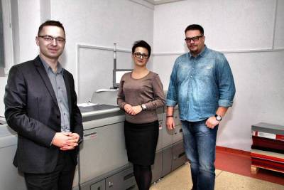 Nowo zainstalowany cyfrowy system do rednionakadowego druku w kolorze Heidelberg Linoprint C751 w Alternatywie. Od lewej: Marcin Zaporowski, Heidelberg Polska, kierownik sprzeday maszyn do druku cyfrowego, region zachodni, Anna Larkowska, wacicielka firmy Alternatywa i Adam Rowicki, szef produkcji.