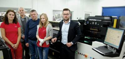 Od lewej: Anna Pawlak - operator plotera, Krzysztof Urban - dyrektor ds. rozwoju, Dariusz Kuras - kierownik wydziau vetrozy, Patrycja Krzewiska - operator plotera (wszyscy Ceramika Tubdzin), Przemysaw Arabski - szef dziau inkjetowego Agfa Graphics