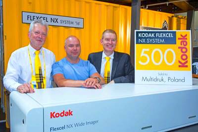 500. system Kodak Flexcel NX zakupia firma Multidruk z Pocka. Na zdjciu jej waciciel - Marcin Jastrzbski (w rodku) w towarzystwie przedstawicieli firmy Kodak - Jacka Galiskiego (z lewej) i Chrisa Payne