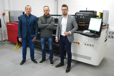 Od lewej stoj: Damian Mdry, Jacek Wasiela (obaj Plexitech) oraz Przemysaw Arabski (Agfa Graphics)