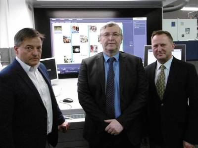 Przy stacji obsugi Prinect Press Center XL oraz Wallscreen XL nowej maszyny Heidelberg Speedmaster SX 102-8-P (od lewej): Piotr Ciosk, Prezes Zarzdu, OZGraf S.A.; Waldemar Lipka, Prezes Zarzdu, Kompap S.A.; Krzysztof Pindral, Prezes Zarzdu, Heidelberg Polska Sp. z o.o.