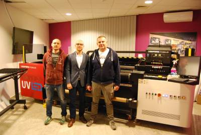 Przy ploterze Anapurna H2050i LED stoj od lewej: Pawe Binder (AdRepublic), Adrian ycki (Agfa Graphics) i Norbert Waga (AdRepublic)