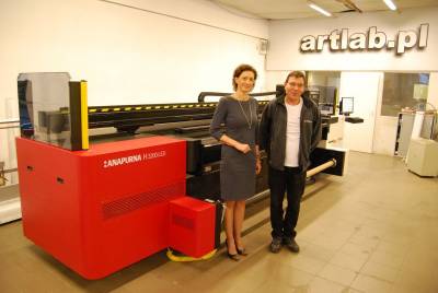 Przy nowym ploterze Anapurna H3200i LED stoj: Adriana Piotrowska-Ineksiak (Agfa) i Andrzej Lemiesz (Artlab.pl)