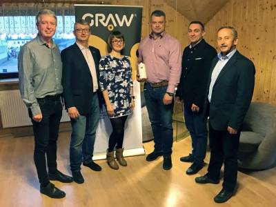 Od lewej: Ole Emmert Andersen (ABC/Allied Pressroom Products Europe), Micha Brendzel, Olga Opawska-Gawda (oboje Graw), Konrad Lewandowski (ABC/Allied Pressroom Products Europe), Robert Drozd oraz Marek Wielemborek (obaj Graw)